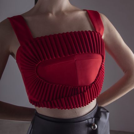 CROP TOP LOOP CLOSEUP